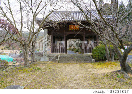 【中国三十地蔵霊場】第六番　天台宗の古刹・明王院の山門と参道　岡山県浅口市鴨方町 88252317