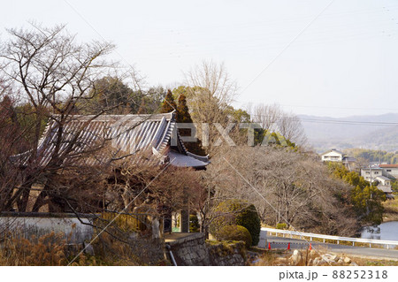 【中国三十地蔵霊場】第六番 天台宗の古刹・明王院の山門と町並み 岡山県浅口市鴨方町 【中国三十地蔵霊場】第六番 天台宗の古刹・明王院の山門と町並み 岡山県浅口市鴨方町 88252318