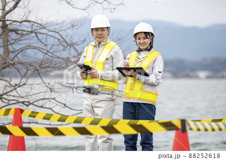ドローンを操縦する作業員　2022年3月滋賀県にて撮影 88252618