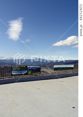 埼玉県 美の山展望台(簑山)から秩父盆地の景色 88252855