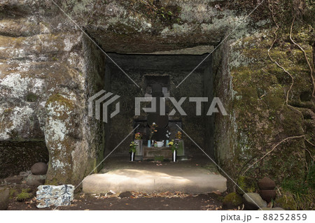 北条政子と源実朝の墓 88252859