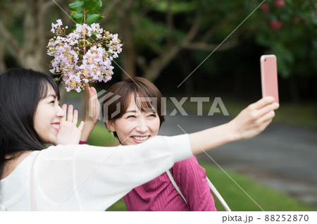 旅行で自撮りをする二人の女性 88252870