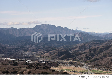 埼玉県 美の山公園展望台から撮影した両神山 88253078