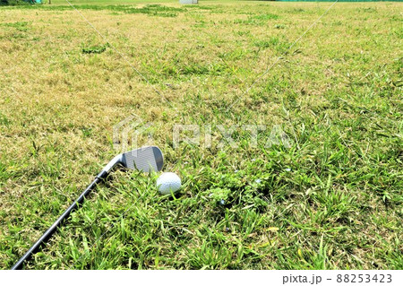 春のゴルフ場セミラフのボールとピッチングウェッジアプローチ 88253423