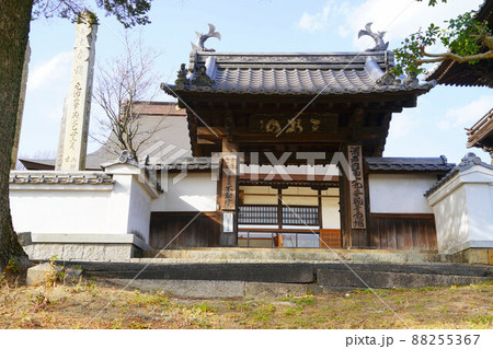 【瀬戸内三十三観音霊場】第十九番　不動院の山門　岡山県浅口郡里庄町 88255367