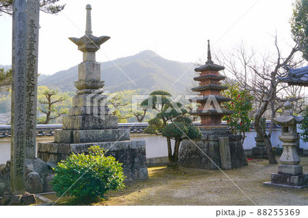 【瀬戸内三十三観音霊場】第十九番 不動院の宝篋印塔と陶製五重塔 岡山県浅口郡里庄町 【瀬戸内三十三観音霊場】第十九番 不動院の宝篋印塔と陶製五重塔 岡山県浅口郡里庄町 88255369