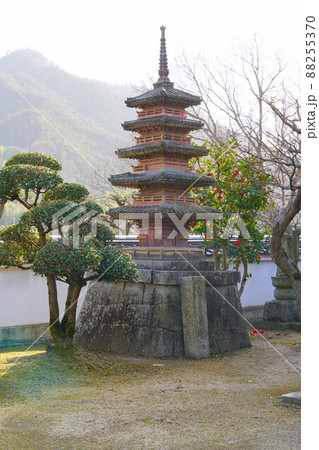 【瀬戸内三十三観音霊場】第十九番　不動院の陶製五重塔　岡山県浅口郡里庄町 88255370