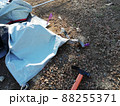 キャンプ：強風対策にペグの仮打ち 88255371