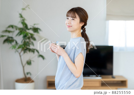 リビングでコップを持つミドル女性 リビングでコップを持つミドル女性 88255550