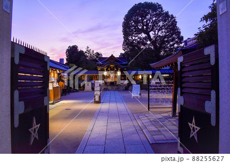 夕焼けの中の晴明神社_スピリチュアルなパワースポット 88255627