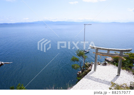 竹生島神社宮崎鳥居から琵琶湖を望む 竹生島神社宮崎鳥居から琵琶湖を望む 88257077