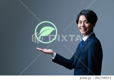 若いビジネスマン エコ・サステナブルイメージ 若いビジネスマン エコ・サステナブルイメージ 88258054