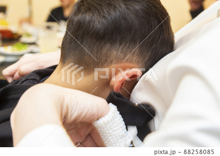 お母さんの胸で泣く子供 お母さんの胸で泣く子供 88258085