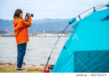 私の趣味! 湖畔で写真を撮る、若い女性 私の趣味! 湖畔で写真を撮る、若い女性 88258224
