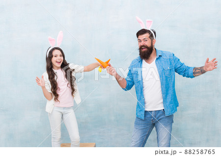 Cooking Easter food. Healthy habits. Girl and dad  88258765