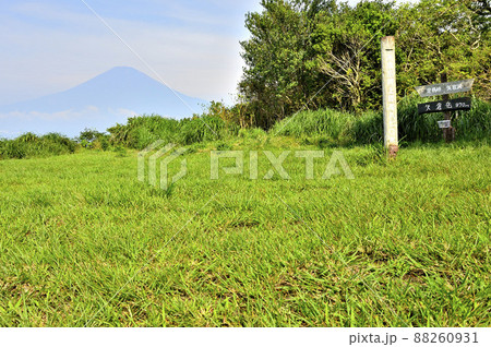 足柄山地の矢倉岳山頂より富士山を望む 88260931