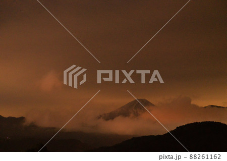 富士川町高下、朝焼け雲に浮かぶ富士 88261162