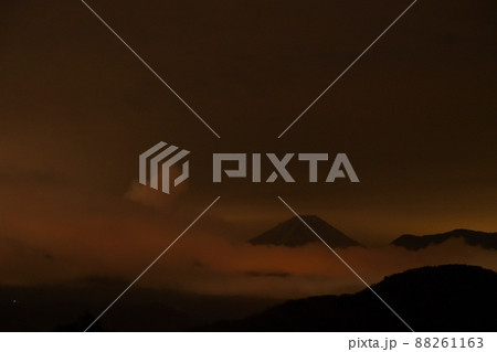 富士川町高下、朝焼け雲に浮かぶ富士 88261163