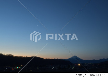 韮崎市円野町、明け行く空、明けの明星と富士 88261166