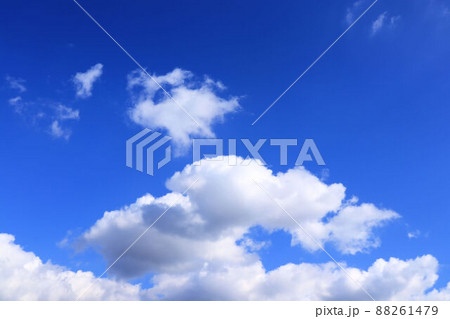 上空に浮かぶ雲 88261479
