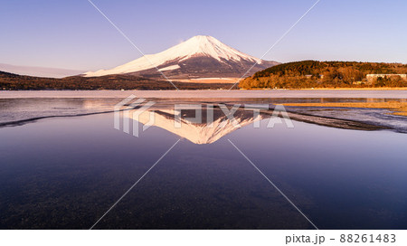 （山梨県）早朝の逆さ富士・山中湖からの絶景 88261483