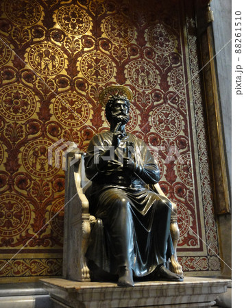 サン・ピエトロ大聖堂内部・聖ペテロ像／ヴァチカン帝国の写真素材