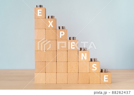 費用、経費のイメージ｜「EXPENSE」と書かれた積み木とコイン 88262437