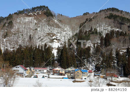 雪解けの里山と山麓の集落ー荒島橋から　福島県只見町　 88264150