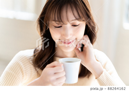 コーヒーでくつろぐ女性 コーヒーでくつろぐ女性 88264162