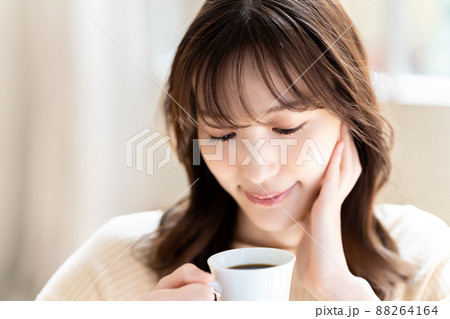 コーヒーでくつろぐ女性 コーヒーでくつろぐ女性 88264164