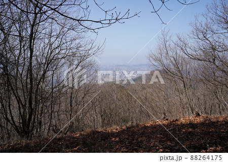 桐生市菱町から仙人ケ岳登山コースを登る。森山展望台から西方面、桐生市街方面 桐生市菱町から仙人ケ岳登山コースを登る。森山展望台から西方面、桐生市街方面 88264175