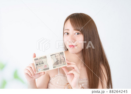 100万円の札束を手にする女性 88264245