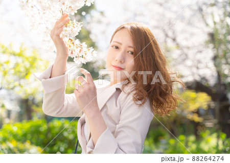 桜と女性 桜と女性 88264274