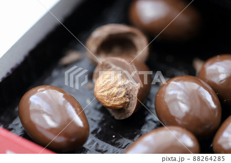 半分に割ったアーモンドチョコレート 半分に割ったアーモンドチョコレート 88264285