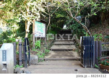 神奈川県藤沢市 江の島 龍野ヶ岡自然の森(恋人の丘)入口と案内板 神奈川県藤沢市 江の島 龍野ヶ岡自然の森(恋人の丘)入口と案内板 88264312