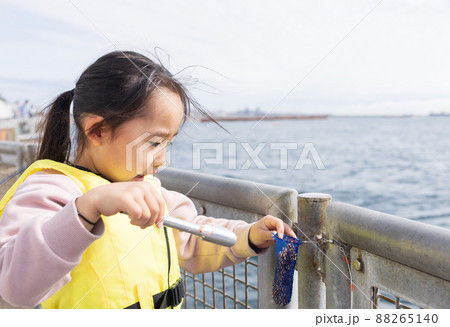 釣りを楽しむ女の子 88265140