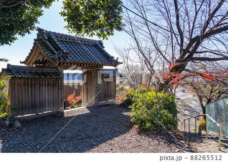 三重県鈴鹿市 秋の石薬師寺の山門 三重県鈴鹿市 秋の石薬師寺の山門 88265512