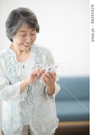スマホを見るシニアの女性 スマホを見るシニアの女性 88265629