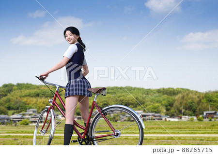 のどかな風景の中で、自転車を止めてこちらを見つめる女子高生。3Dイラスト 3Dレンダリング 88265715