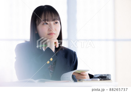 勉強する女子高生のポートレート 88265737