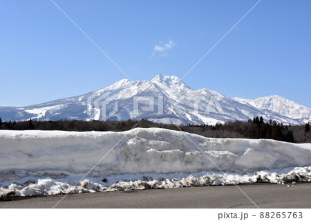 除雪された道路から眺める3月の妙高山 除雪された道路から眺める3月の妙高山 88265763