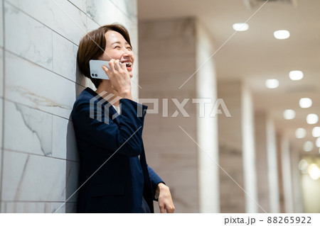 スマホで電話をするビジネスウーマン スマホで電話をするビジネスウーマン 88265922