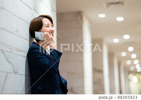 スマホで電話をするビジネスウーマン 88265923