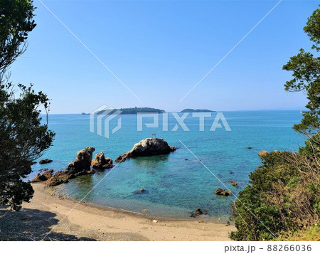 戸柱公園より望む光礁(阿久根の七不思議)と阿久根大島(鹿と海水浴場で)きれいな海 阿久根市 鹿児島県 戸柱公園より望む光礁(阿久根の七不思議)と阿久根大島(鹿と海水浴場で)きれいな海 阿久根市 鹿児島県 88266036