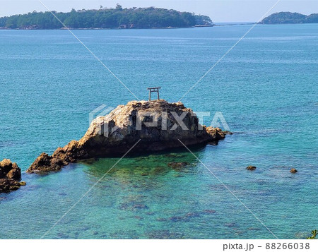 戸柱公園より望む光礁(阿久根の七不思議)と阿久根大島(鹿と海水浴場で)きれいな海 阿久根市 鹿児島県 戸柱公園より望む光礁(阿久根の七不思議)と阿久根大島(鹿と海水浴場で)きれいな海 阿久根市 鹿児島県 88266038