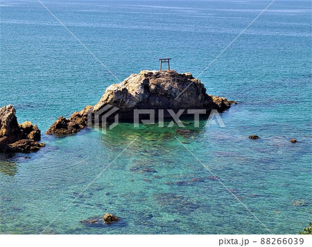 戸柱公園より望む光礁（阿久根の七不思議）と阿久根大島（鹿と海水浴場で）きれいな海　阿久根市　鹿児島県 88266039