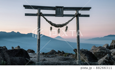 車山の夜明け（車山神社から富士山を望む） 88266311