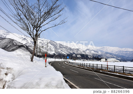 長野県道31号長野大町線の冬景色と道路脇のスノーポールの写真素材  