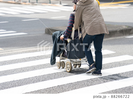 車椅子の高齢者と介護福祉士 88266722
