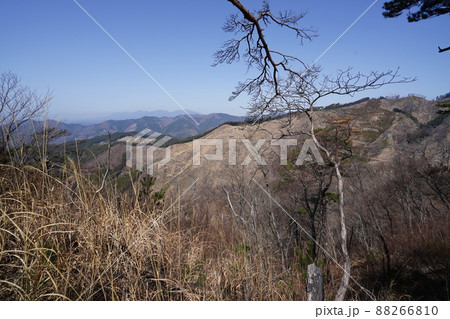 桐生市菱町から仙人ケ岳登山コースを登る。黒川左岸の尾根の仙人ケ岳登山道から対岸、黒川の右岸方面 桐生市菱町から仙人ケ岳登山コースを登る。黒川左岸の尾根の仙人ケ岳登山道から対岸、黒川の右岸方面 88266810